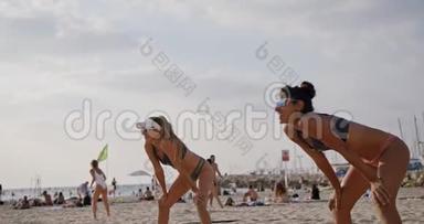日落时分，女子打沙滩排球的动作缓慢